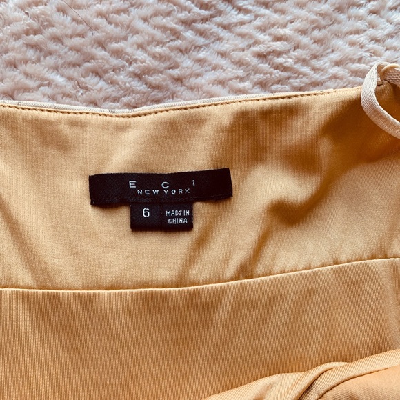 * Stunning lace evening gown - Picture 2 of 5